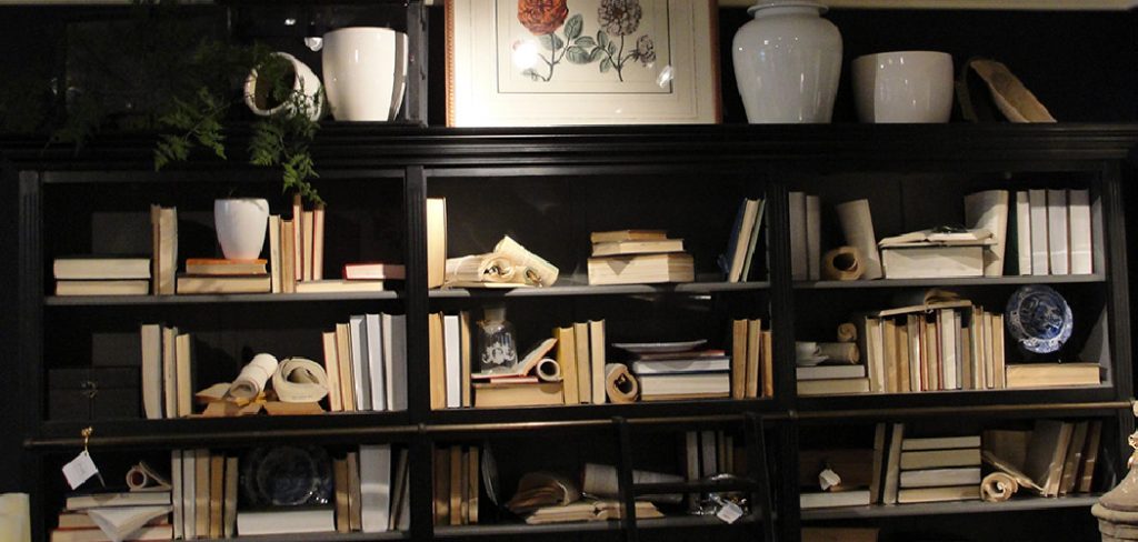 How to Decorate the Top of a Bookshelf