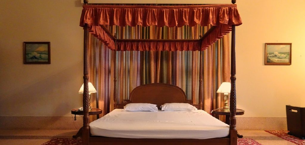 How to Decorate Canopy Bed