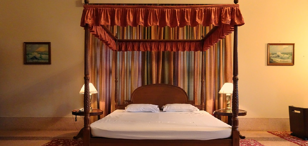 How to Decorate Canopy Bed