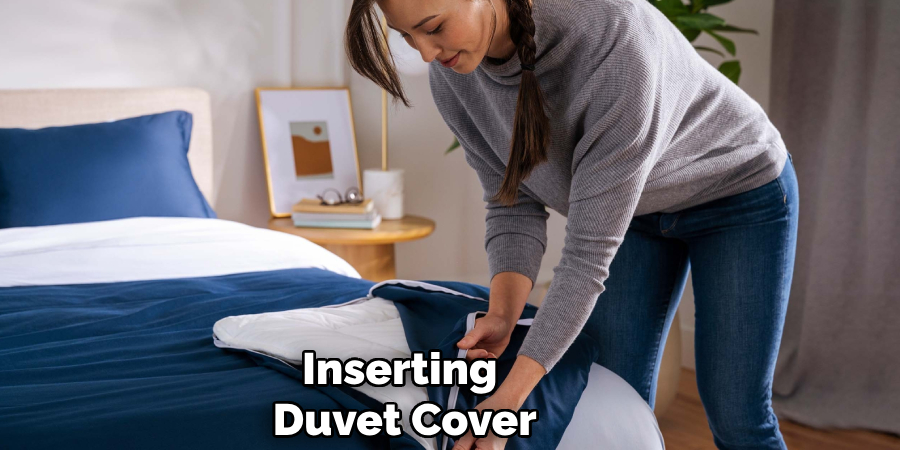 Inserting
Duvet Cover