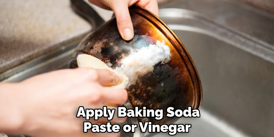 Apply Baking Soda
Paste or Vinegar