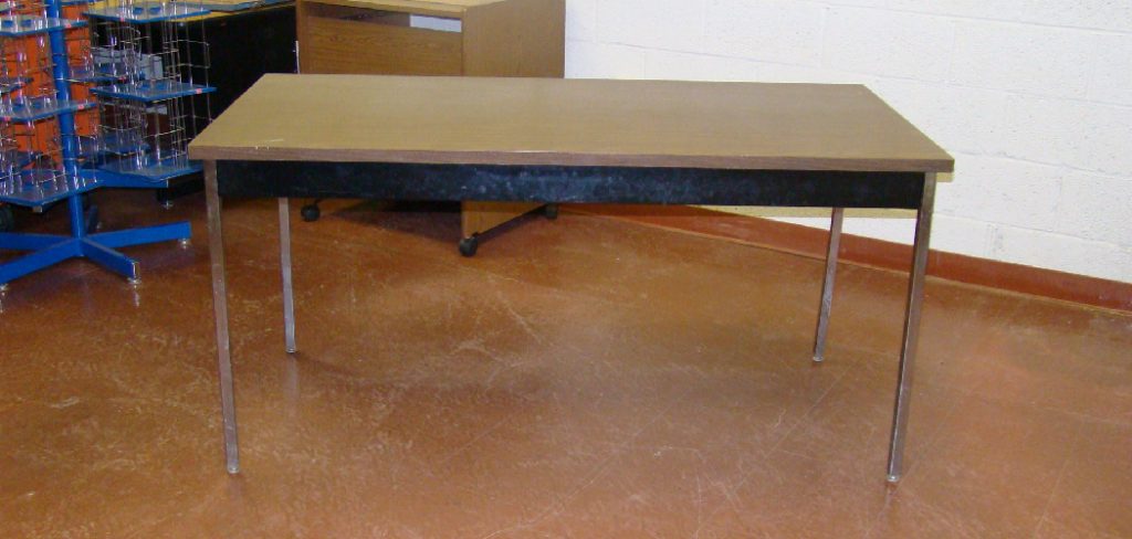How to Refinish a Metal Table
