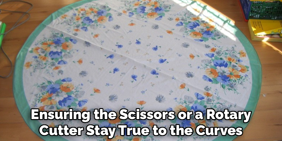 Ensuring the Scissors or a Rotary
Cutter Stay True to the Curves